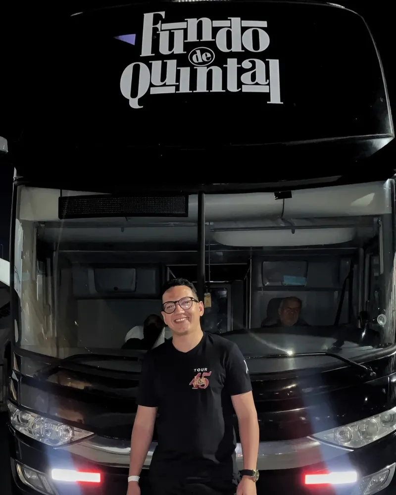 Jean Ximenes em frente ao ônibus do Grupo Fundo de Quintal