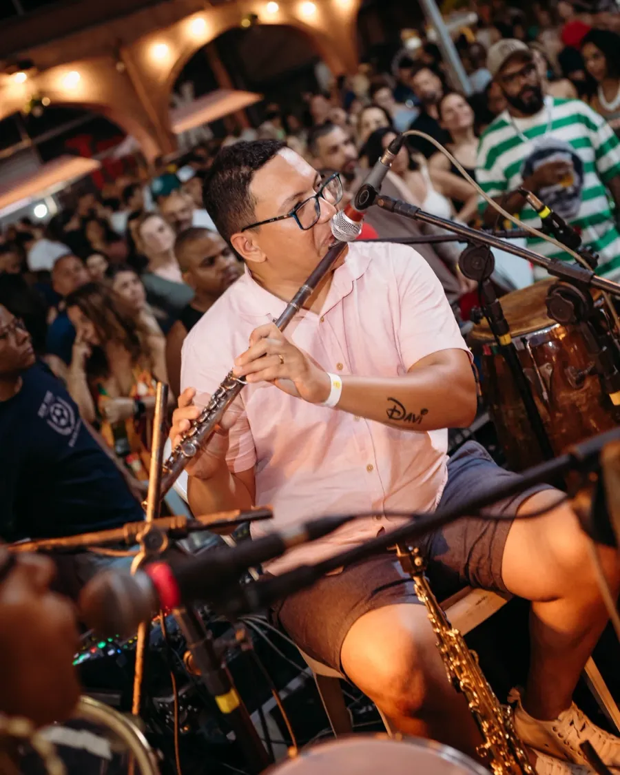 Jean Ximenes tocando flauta numa roda de samba